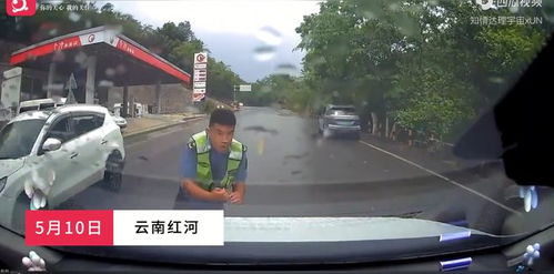 江边踩水女子意外遭遇，民警带其兜风，女子回应引热议